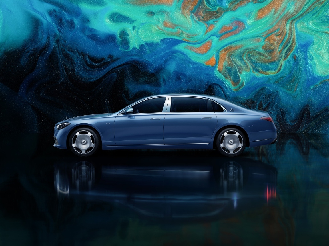 Вид сбоку на автомобиль Mercedes MAYBACH S