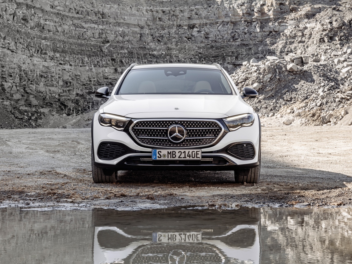 Белый автомобиль Mercedes-Benz E 450 4MATIC All-Terrain 2024 года