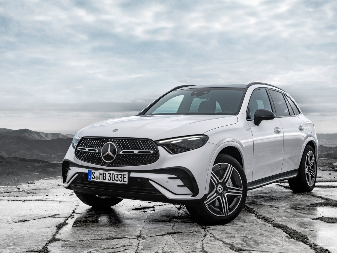 Белый внедорожник Mercedes-Benz GLC 300 E 4MATIC AMG Line