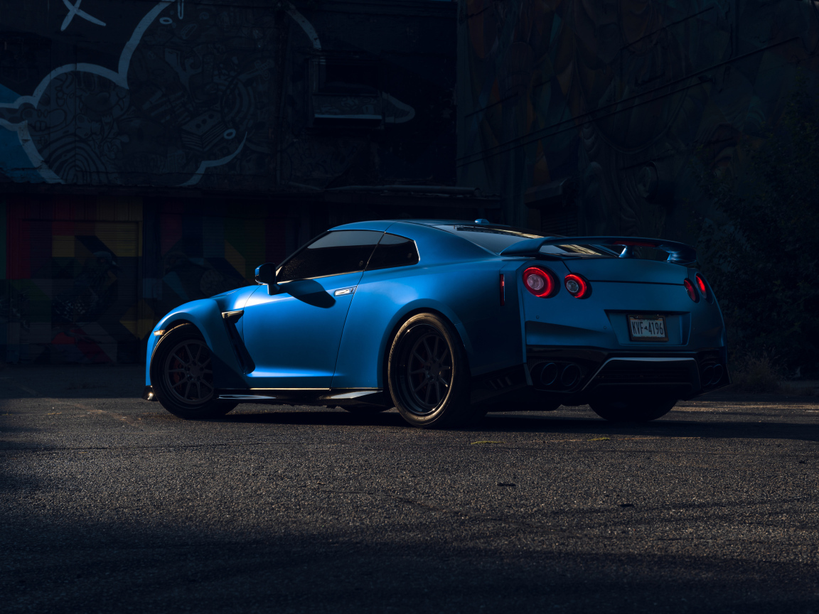 Автомобиль Nissan GT-R вид сзади