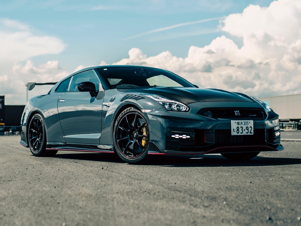 Стильный автомобиль Nissan GT-R Nismo  вид спереди