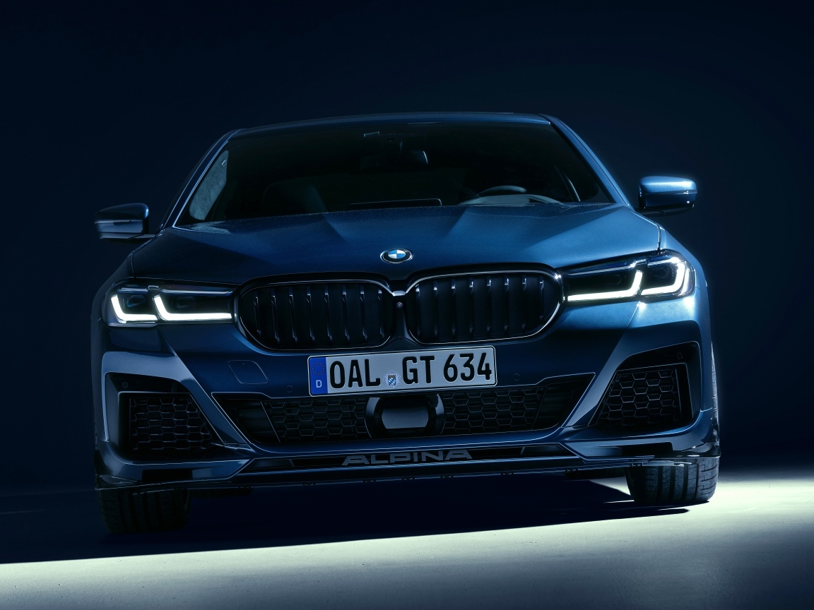 Синий автомобиль Alpina B5 GT 2023 вид спереди