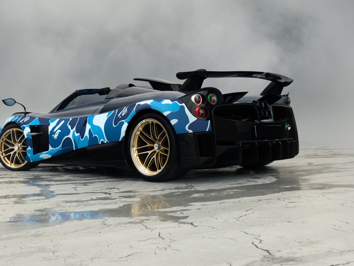 Спортивный Pagani Huayra Roadster вид сзади