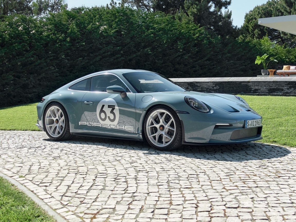 Гоночный автомобиль Porsche 911 ST Heritage Design Package 2023  года