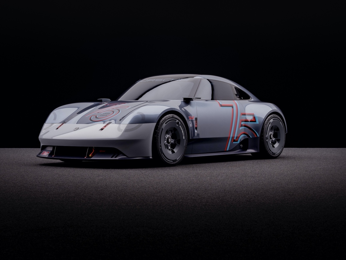 Автомобиль Porsche Vision 357 2023 года на черном фоне