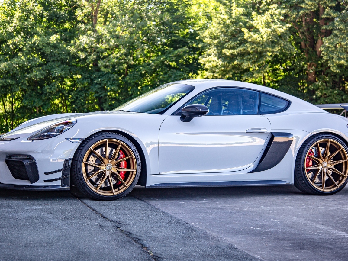 Автомобиль Porsche 718 Cayman GT4 вид сбоку