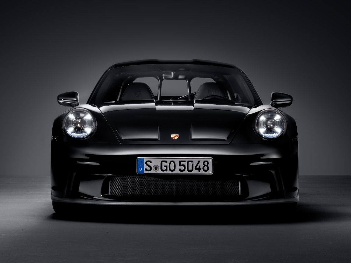 Вид спереди на автомобиль Porsche 911 ST 2023  года