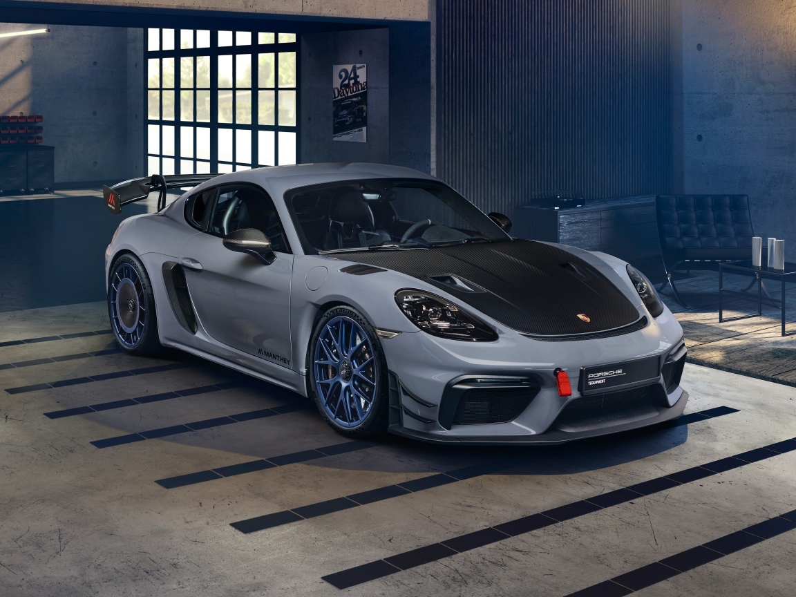 Автомобиль Porsche 718 Cayman GT4 RS Manthey Kit в гараже