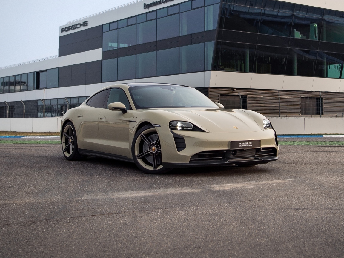 Автомобиль Porsche Taycan GTS у здания