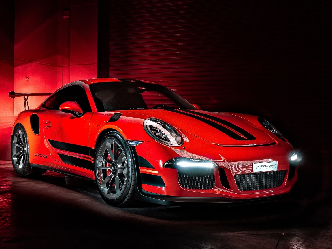 Красный быстрый Porsche 911 GT3 RS в гараже