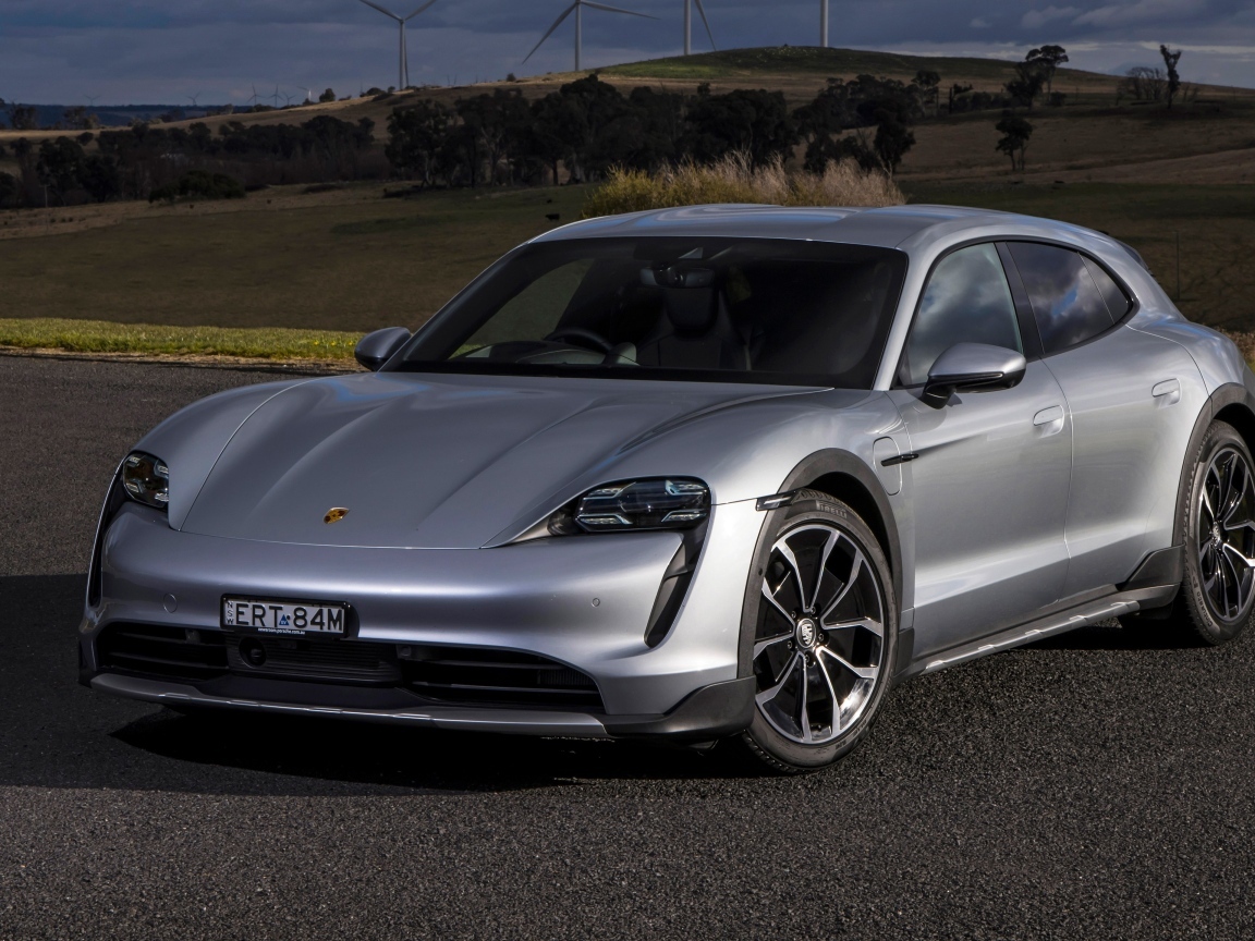 Серебристый Porsche Taycan 4 Cross Turismo