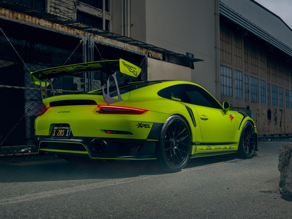 Спорткар Porsche 911 GT2 RS вид сзади