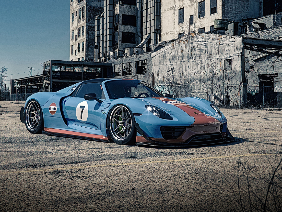 Спортивный автомобиль Porsche 918 Gulf у старого здания
