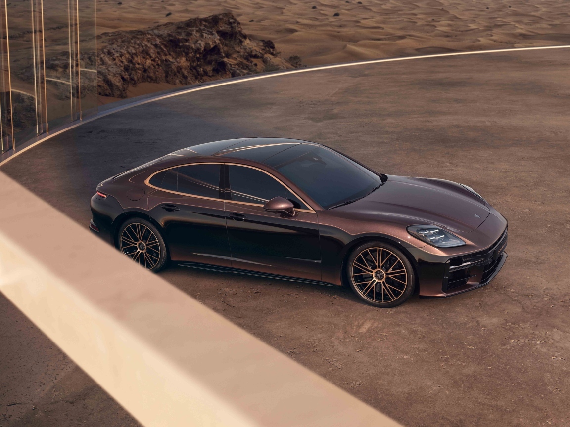 Вид сверху на автомобиль Porsche Panamera Turbo E-Hybrid Sonderwunsch 2024