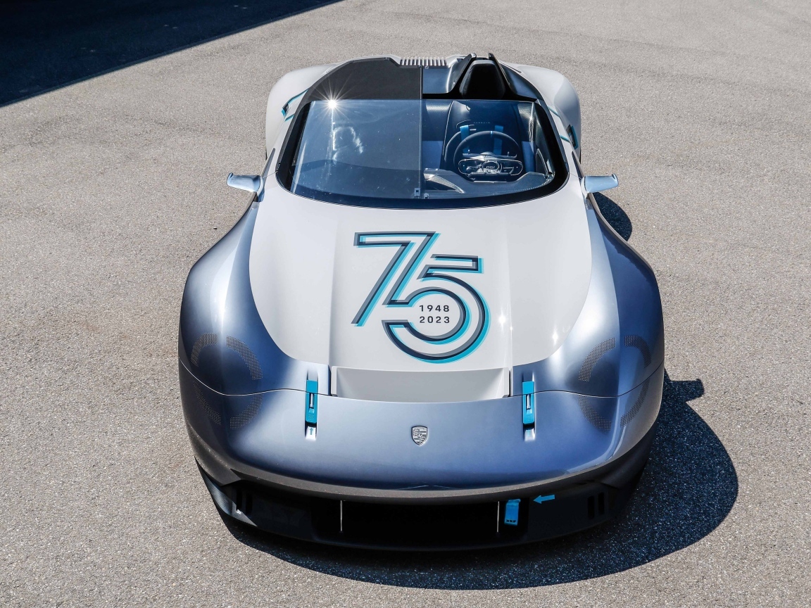 Вид сверху на гоночный автомобиль Porsche Vision 357 Speedster