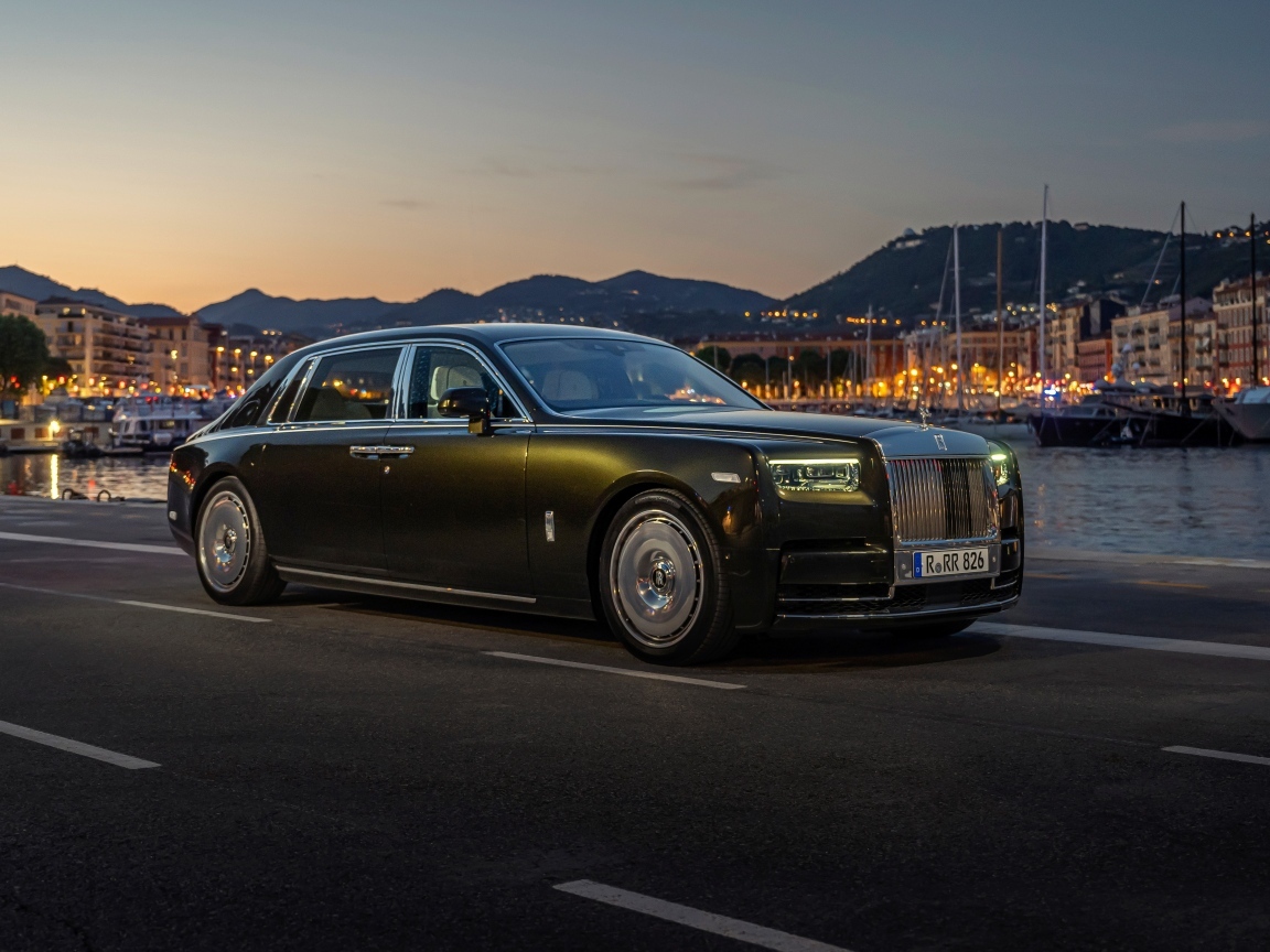 Автомобиль Rolls-Royce Phantom EWB 2022 года ночью
