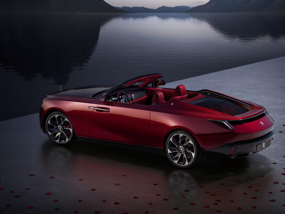 Кабриолет Rolls-Royce La Rose Noire Droptail 2023 года стоит у воды