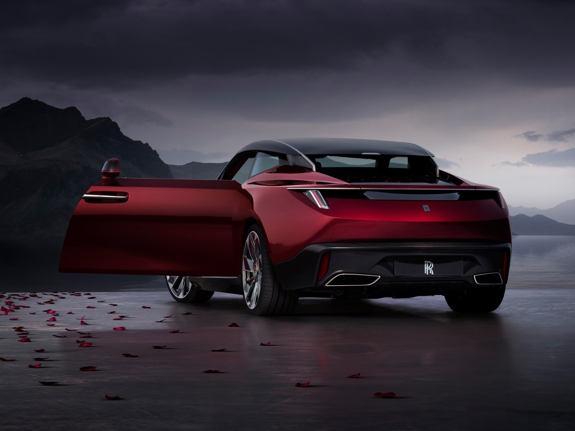 Бордовый Rolls-Royce La Rose Noire Droptail 2023 года с открытой дверью