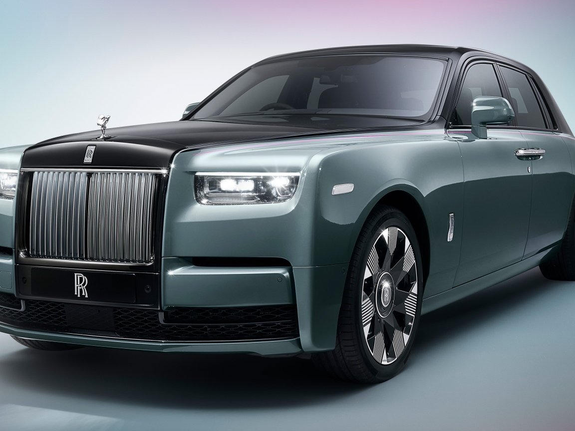 Дорогой автомобиль Rolls-Royce Phantom на сером фоне