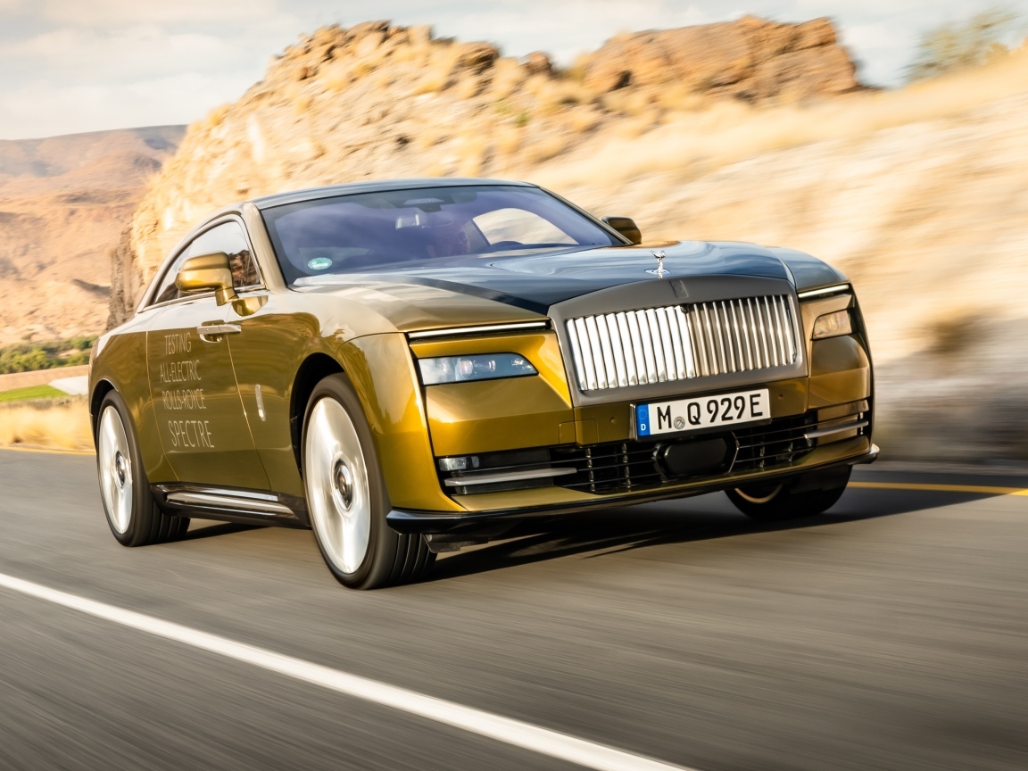 Дорогой автомобиль Rolls-Royce Spectre на трассе