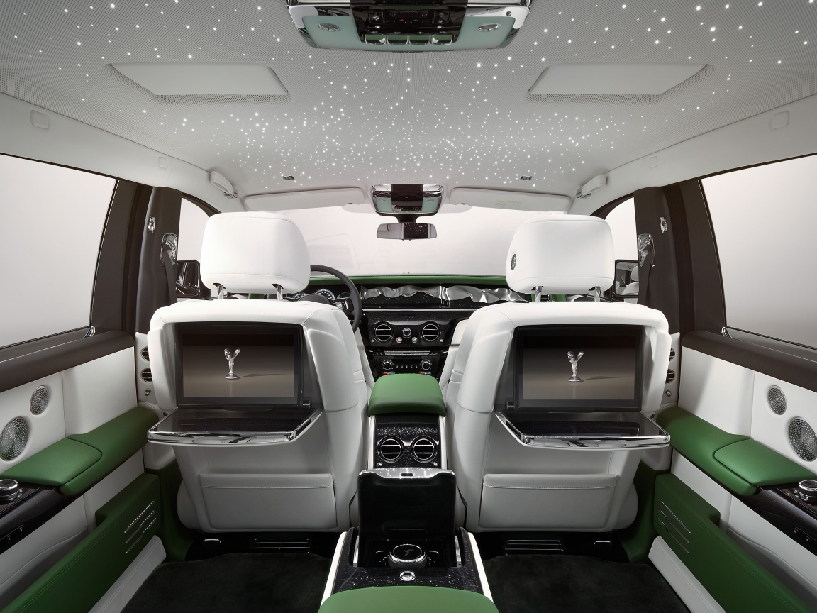 Дорогой салон автомобиля Rolls-Royce Phantom EWB 2022