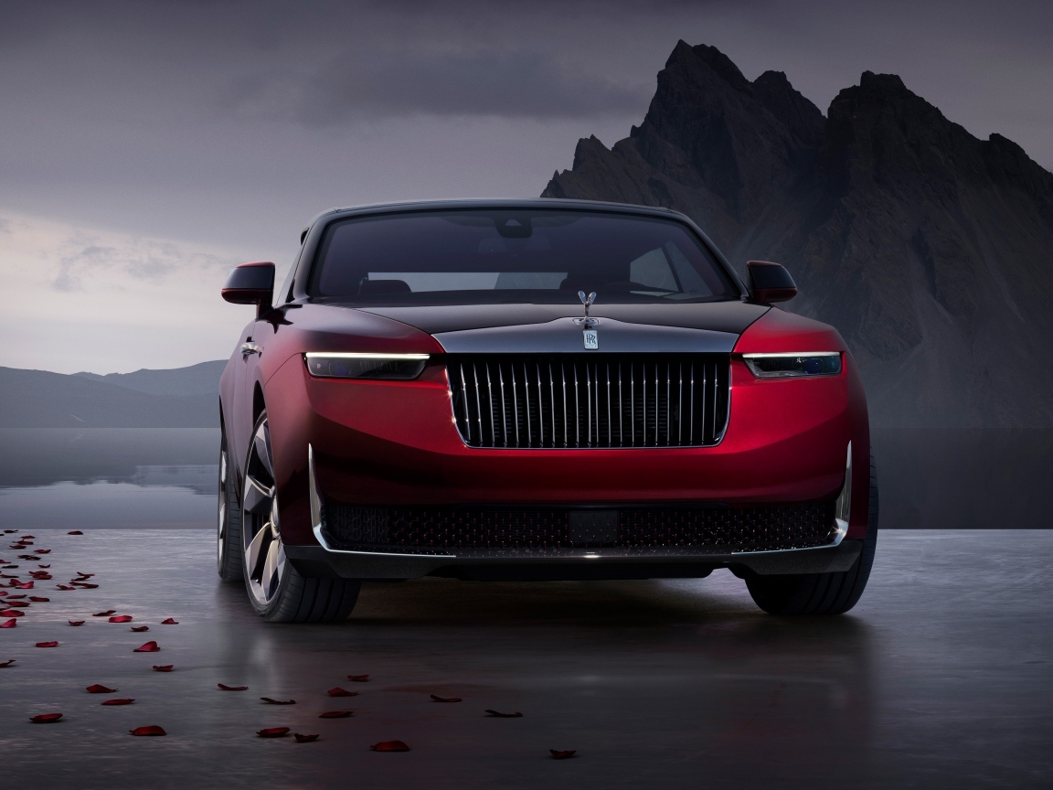 Вид спереди на автомобиль Rolls-Royce La Rose Noire Droptail 2023 года