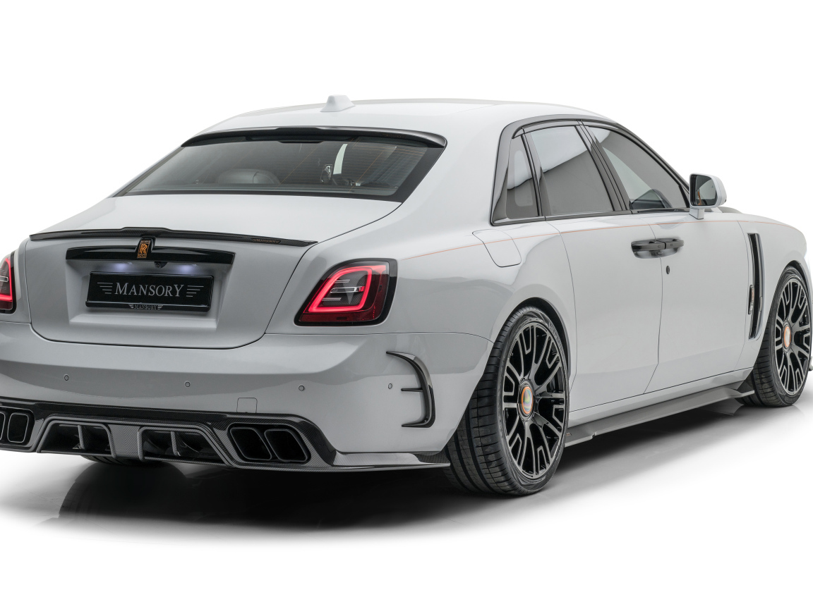 Серый автомобиль Mansory Rolls-Royce Ghost 2021 года на белом фоне 