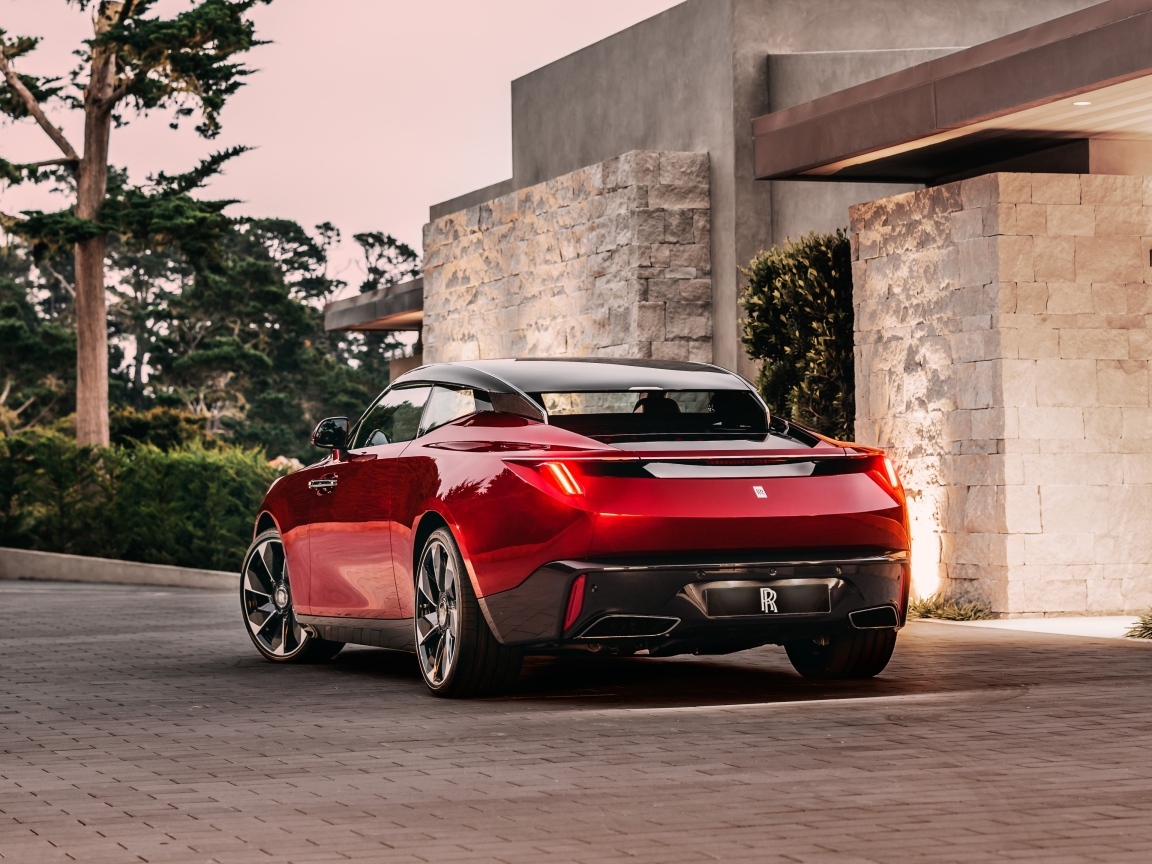 Красный автомобиль Rolls-Royce La Rose Noire Droptail вид сзади