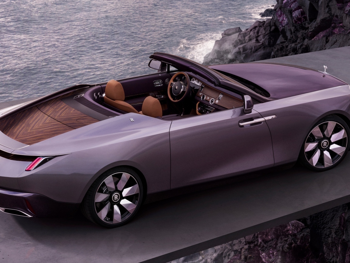 Кабриолет Rolls-Royce Amethyst Droptail у моря