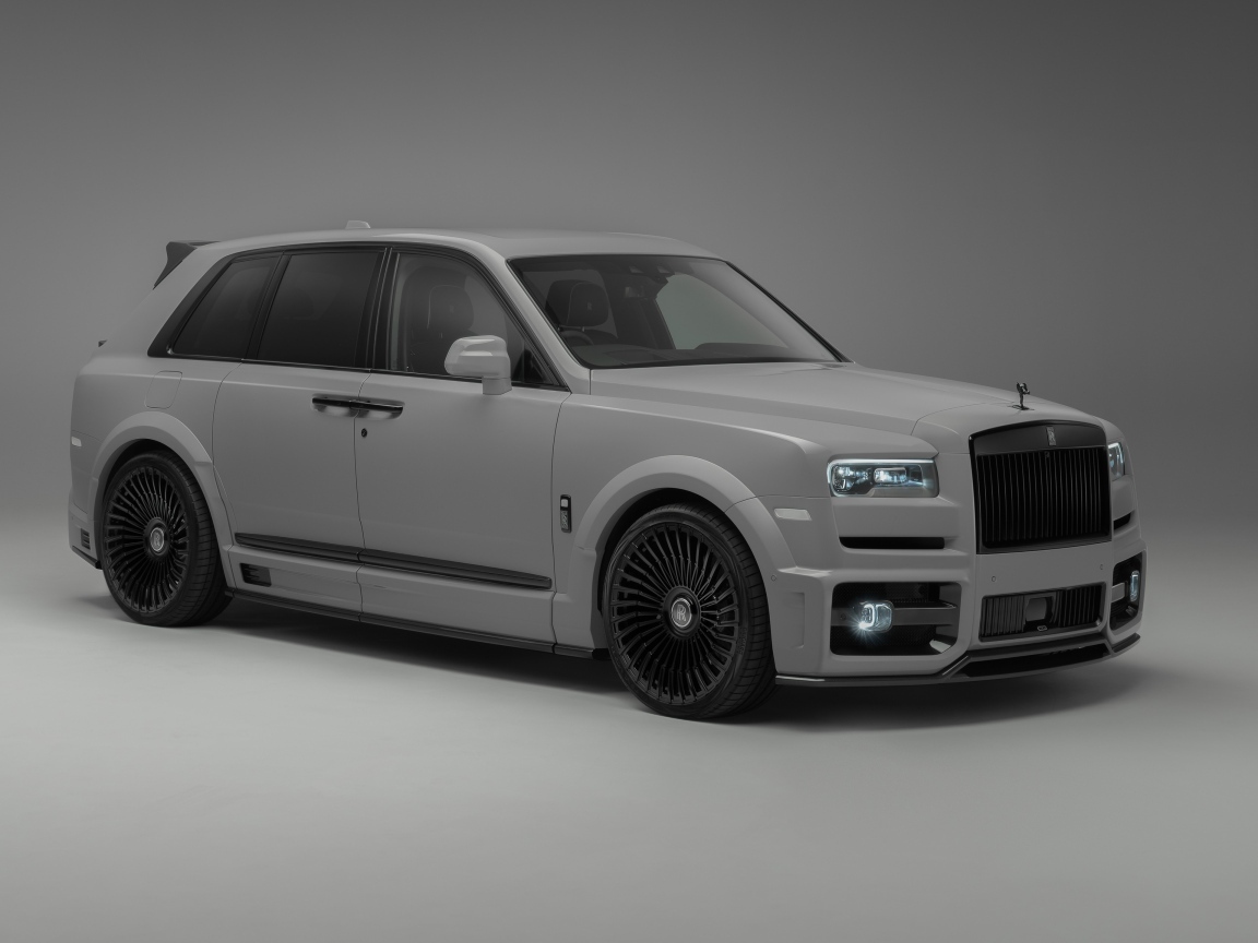 Автомобиль Rolls-Royce Cullinan на сером фоне
