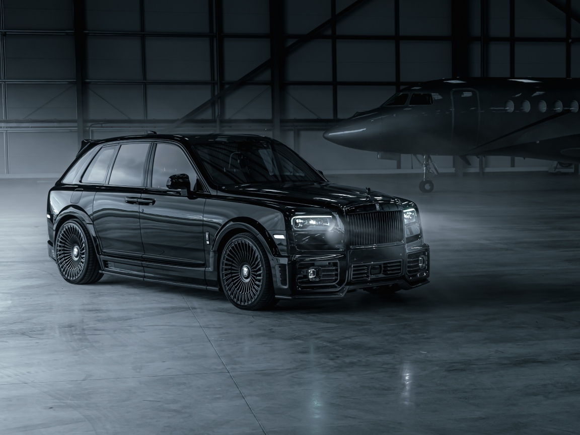 Автомобиль Rolls-Royce Cullinan с включенными фарами