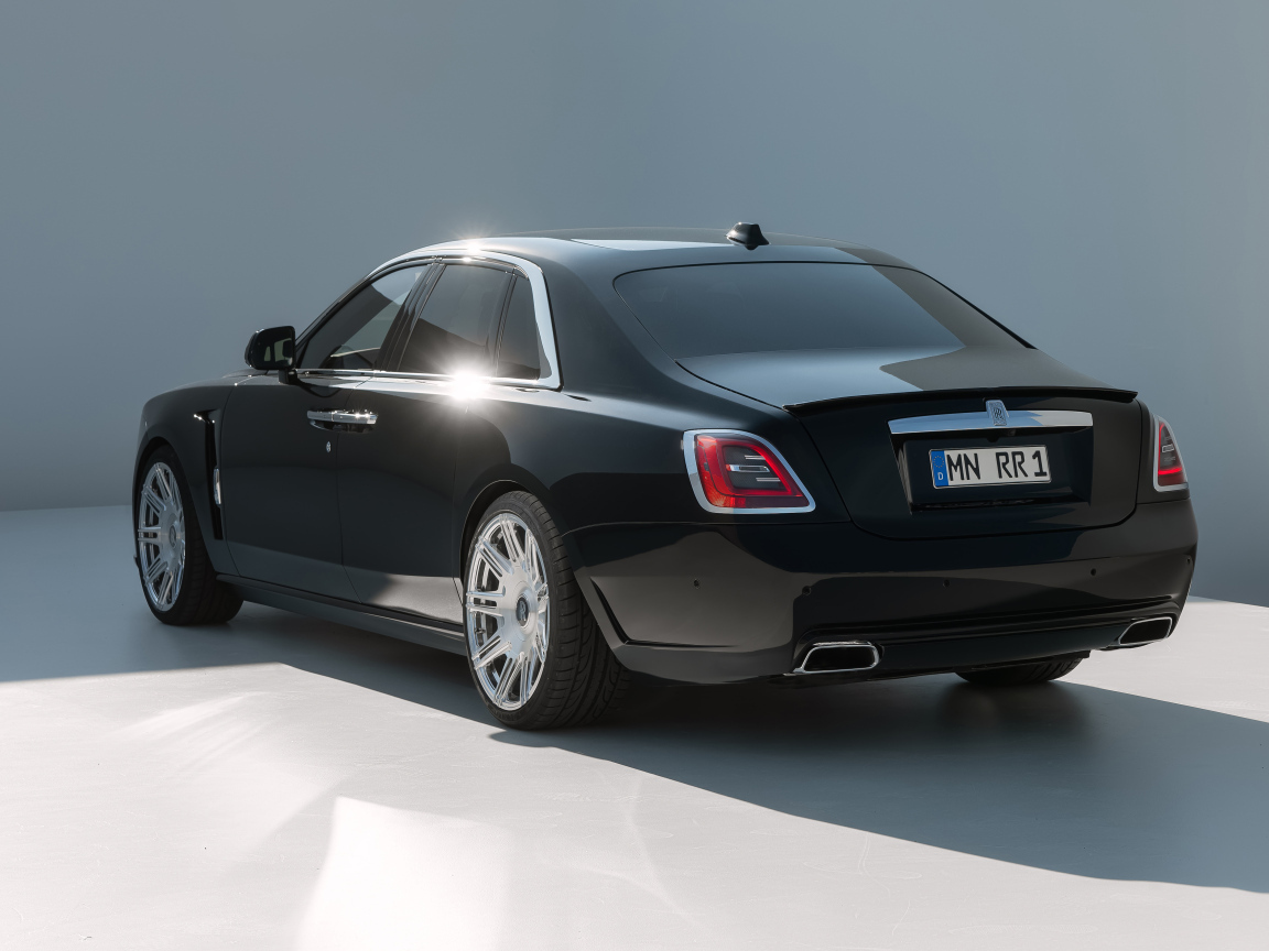Стильный черный автомобиль Rolls-Royce Ghost 2023 года вид сзади