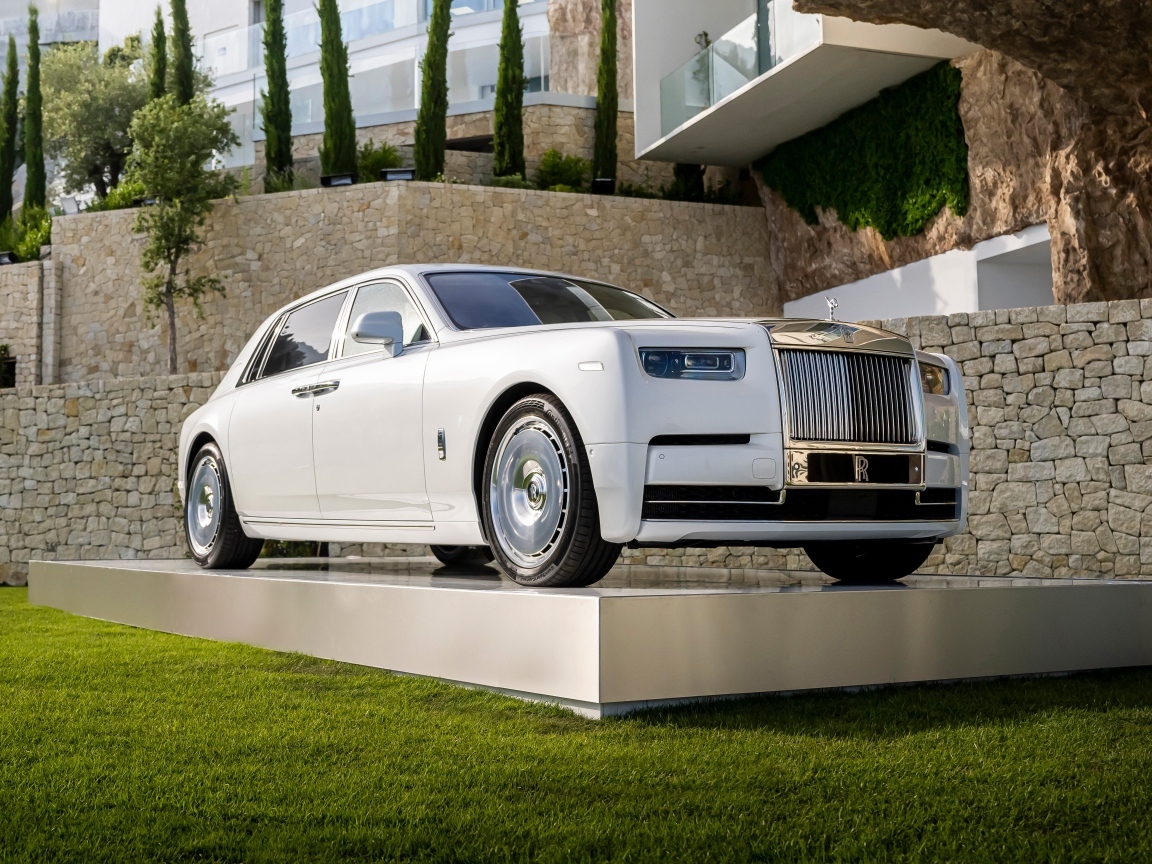 Белый автомобиль Rolls-Royce Phantom 2022 года у дома
