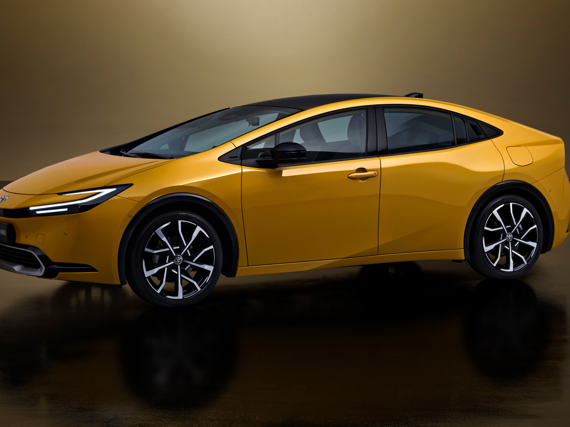 Желтый автомобиль Toyota Prius Plug-In Hybrid 2023 года