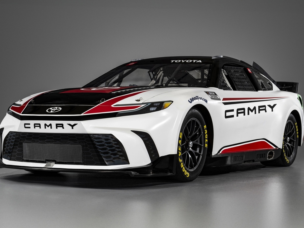 Спортивный автомобиль Toyota Camry XSE NASCAR Race Car 2024 года