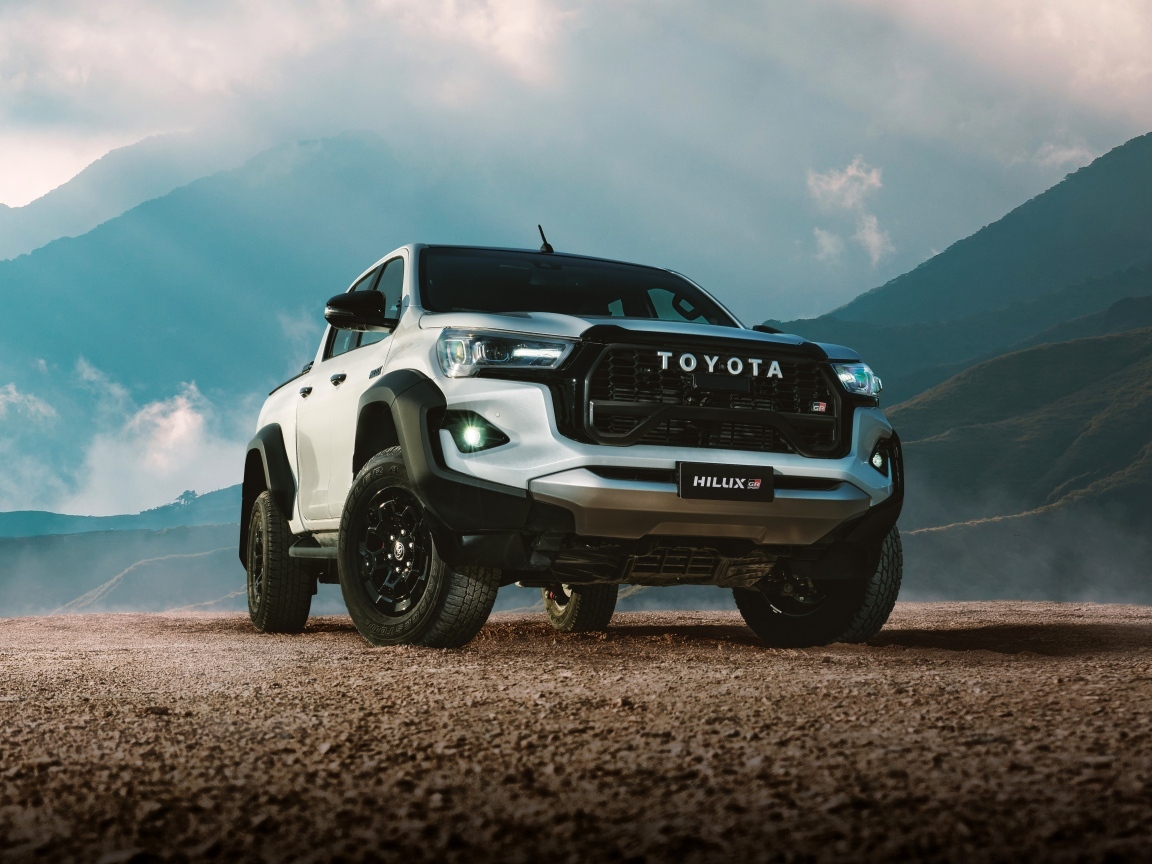 Большой Toyota Hilux GR Sport Double Cab 2023 года