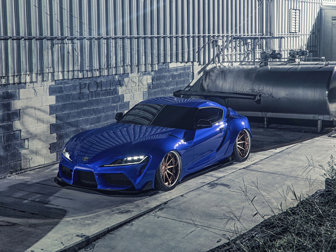 Синий спорткар Toyota Supra Luxury у здания