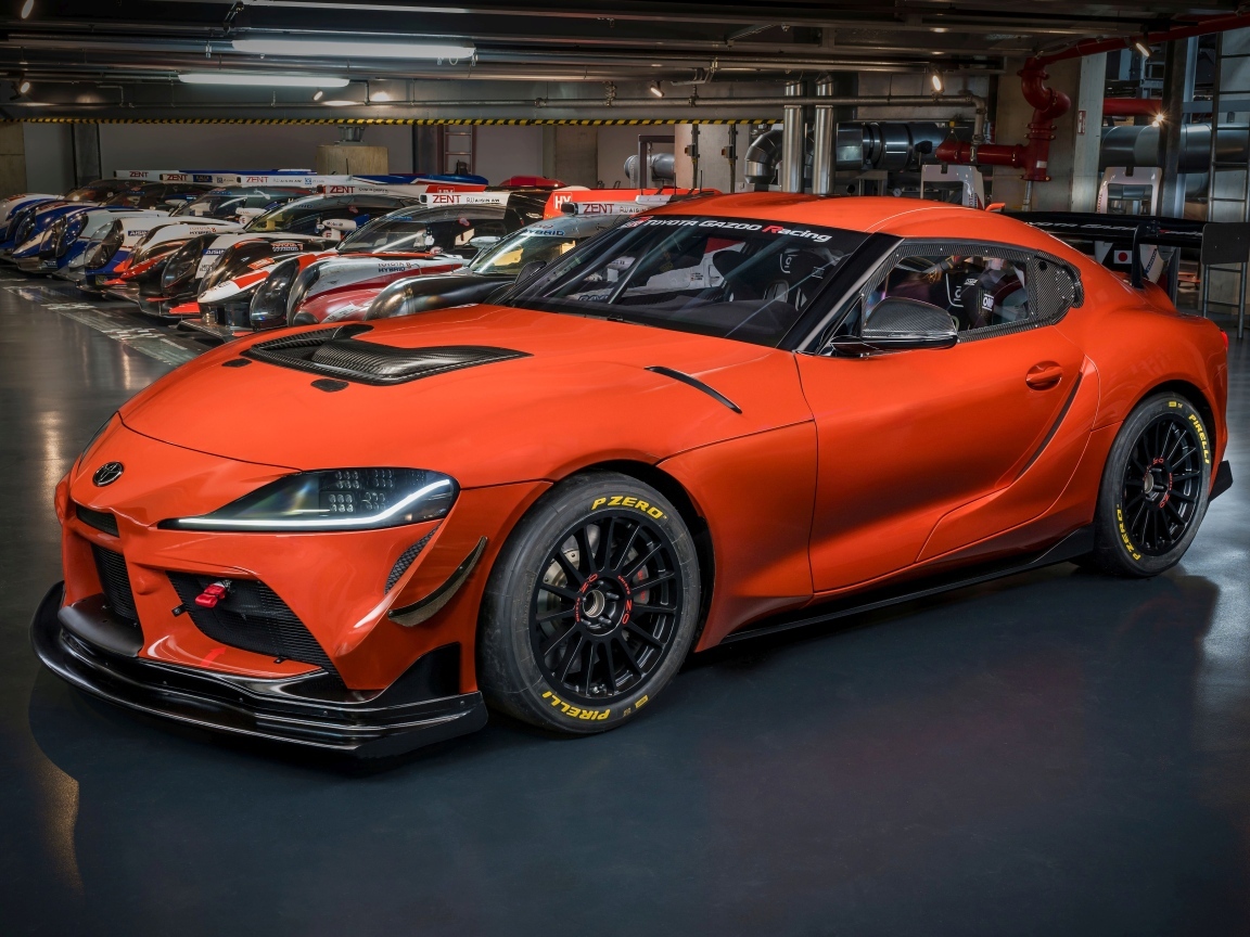Быстрый красный автомобиль Toyota GR Supra GT4 100 Edition 2023 года