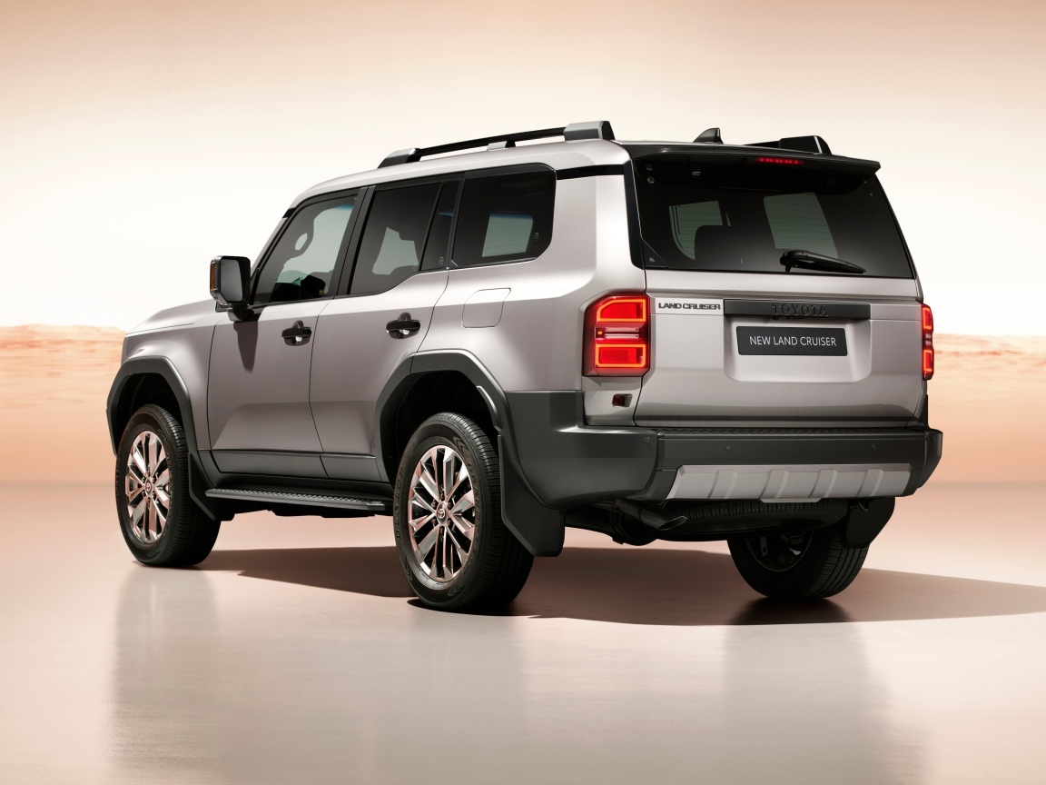 Вид сзади на автомобиль Toyota Land Cruiser 2024  года