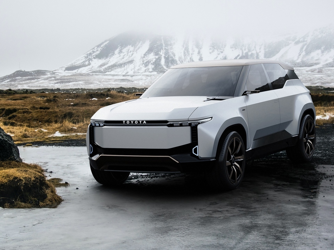 Внедорожник Toyota Land Cruiser Se 2023  года в горах