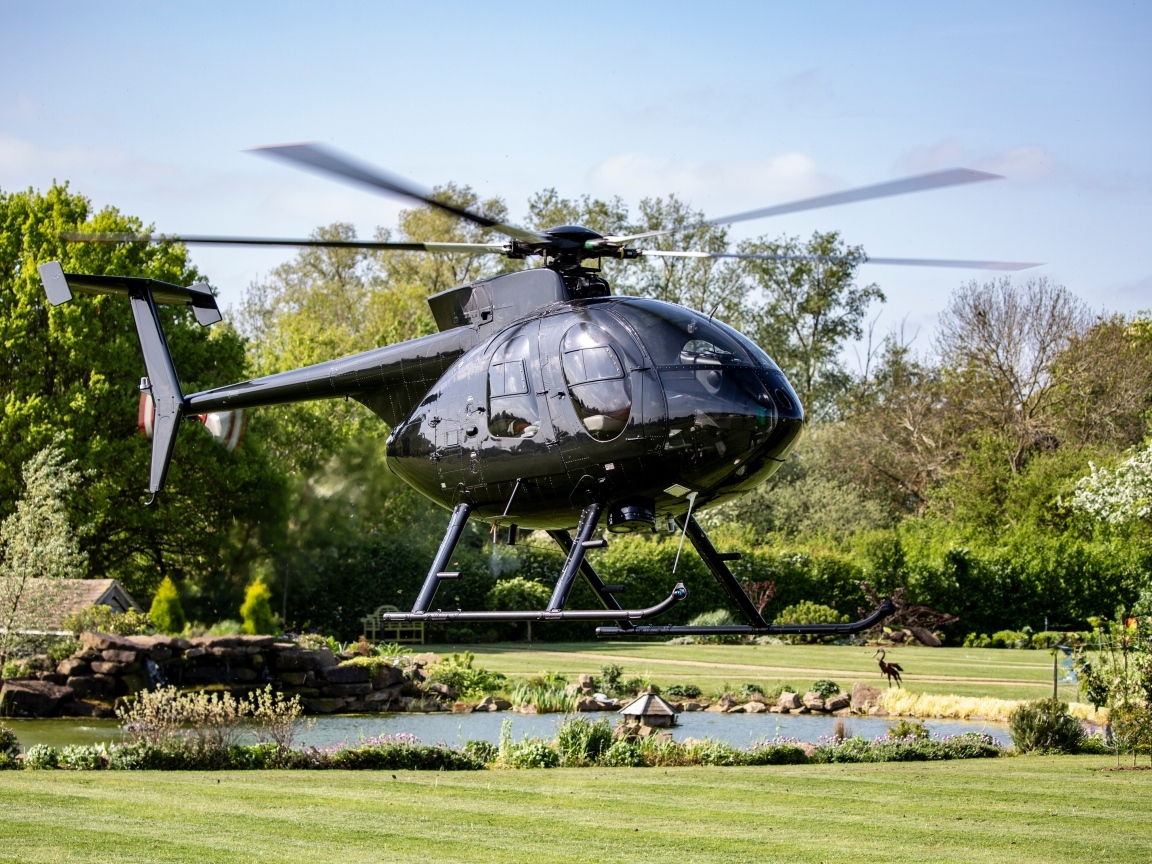 Серый вертолет отрывается от земли