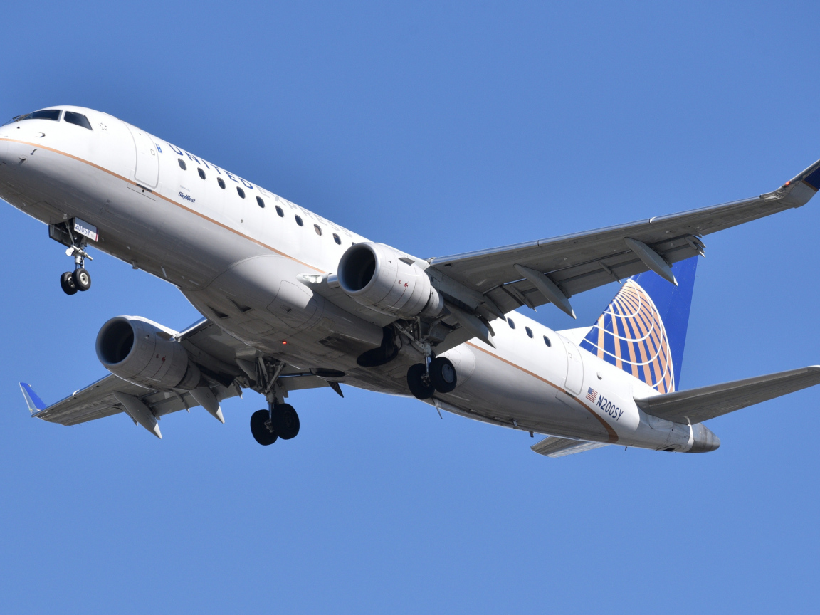 Большой пассажирский самолет в голубом небе