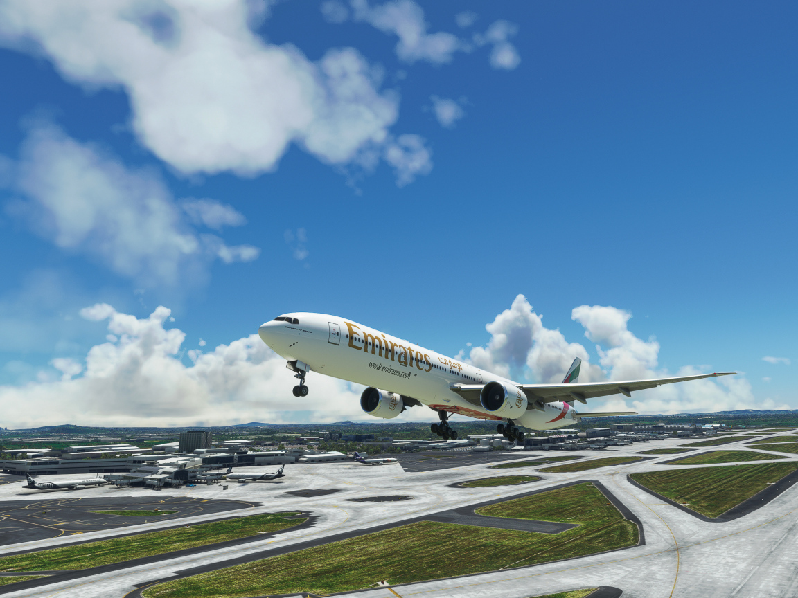 Взлет пассажирского Boeing 777-300ER