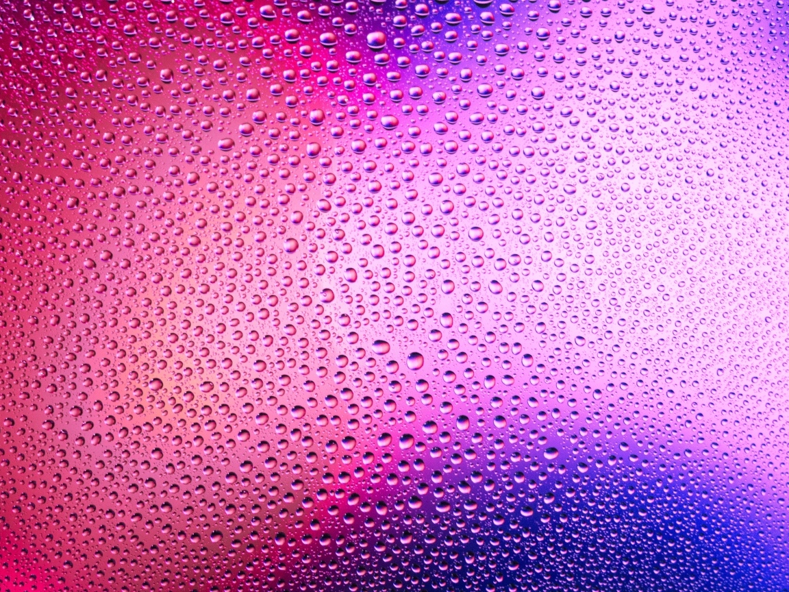 Розовый фон в каплях воды