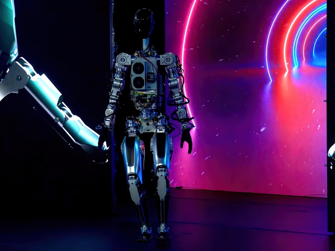 Робот Tesla Optimus на  презентации