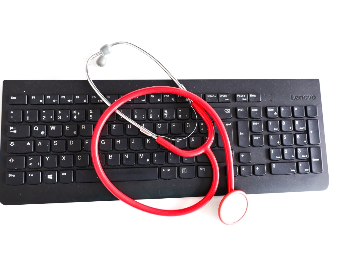 Черная клавиатура с фонендоскопом на белом фоне