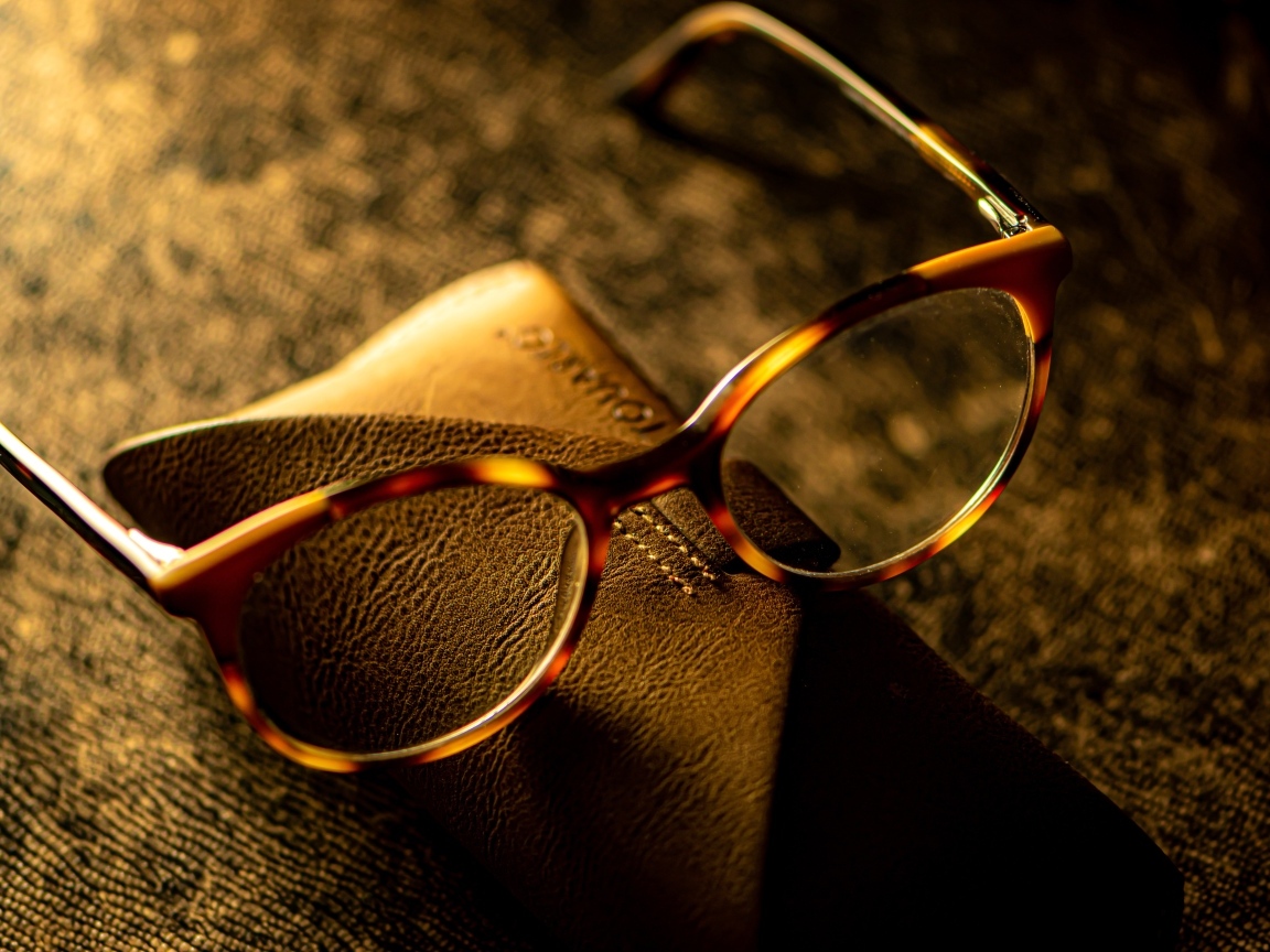 Очки с футляром на столе