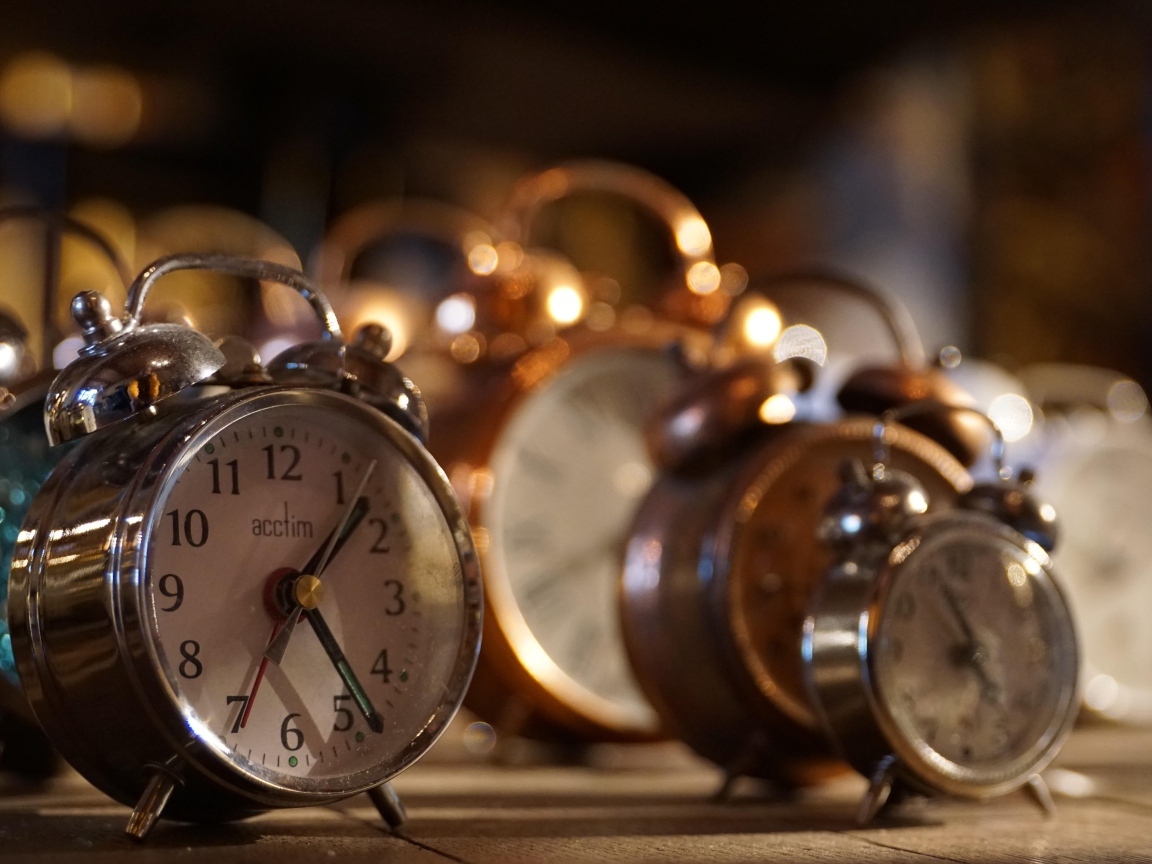 Много будильников на столе