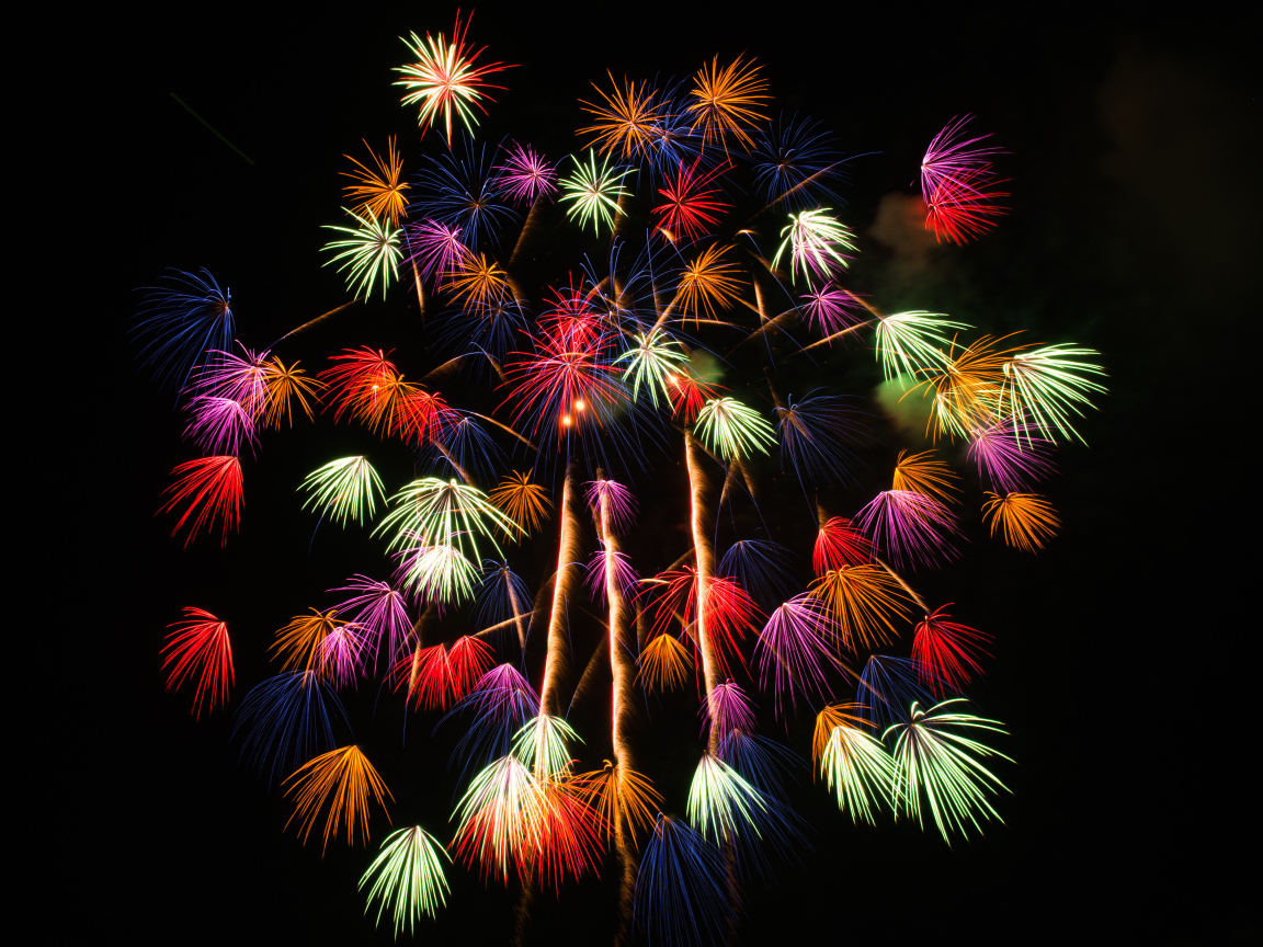 Разноцветные искры фейерверка на черном фоне