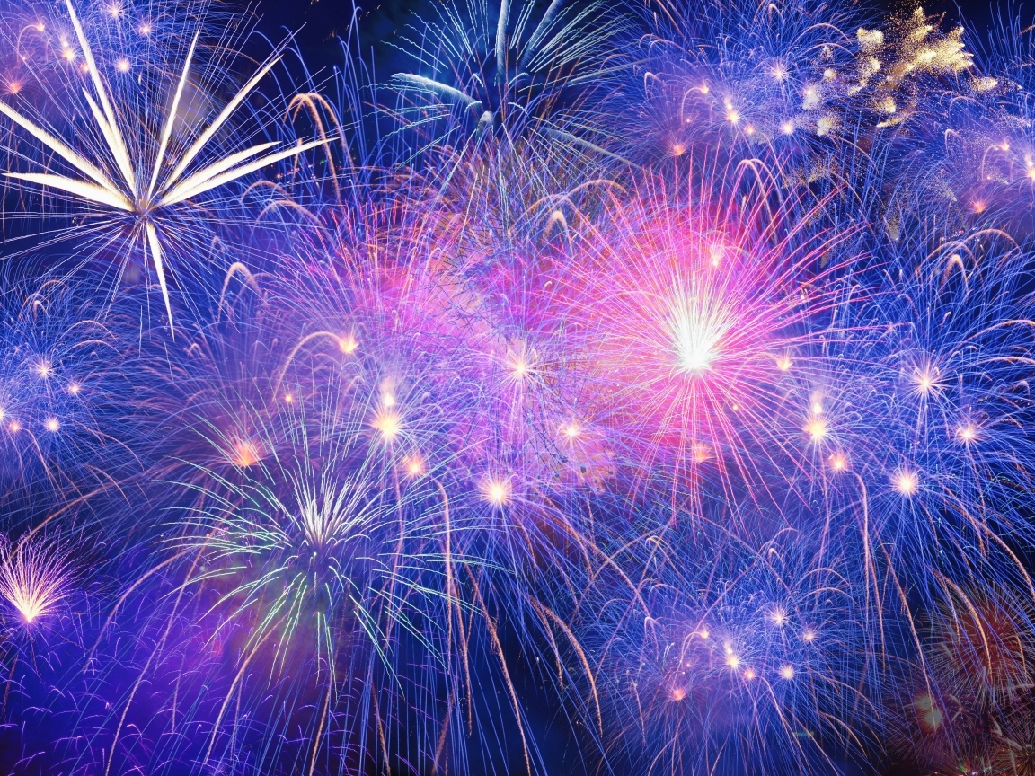 Розовые и синие искры салюта в небе